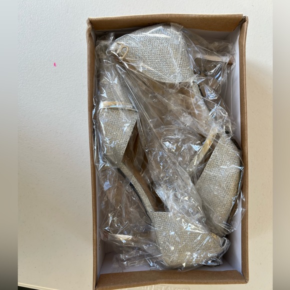 NWT Crape Myrtle Silver heels - Picture 7 of 11